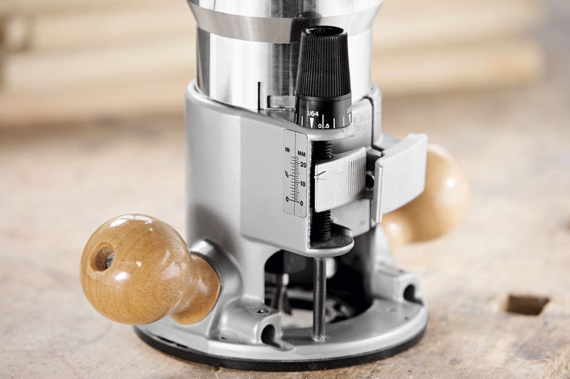 Router multifuncțional cu mânere din lemn așezate pe o bancă de lucru.