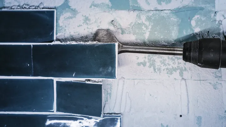 Ротациони чекић са длетом за уклањање керамичких плочица са зида.