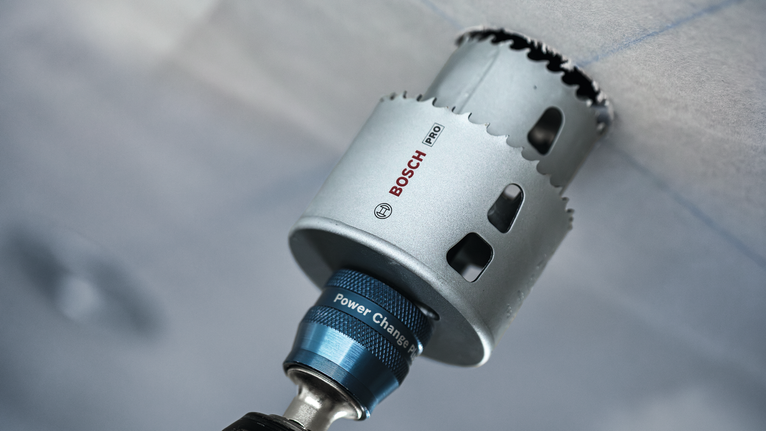 Бушење рупа тестером у плафонској плочи.