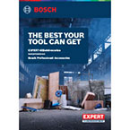 En grön Bosch Professional verktygsmanual ligger på en arbetsbänk omgiven av träplankor och verktyg.