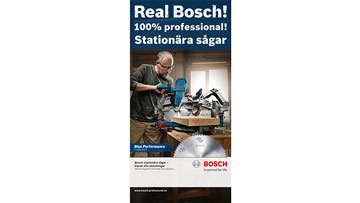 En man arbetar med en Bosch såg på en träbänk i en verkstad.