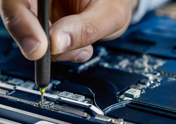 Bosch precisionsskruvmejsel för elektronikreparation.