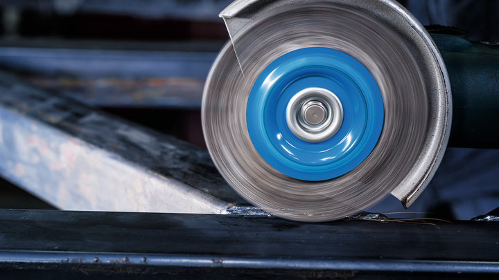 Skär skivor genom metallstången, vilket producerar gnistor.