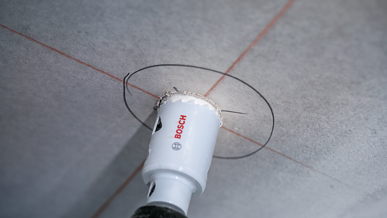 Hålsåg borrade en cirkulär öppning i en takpanel.