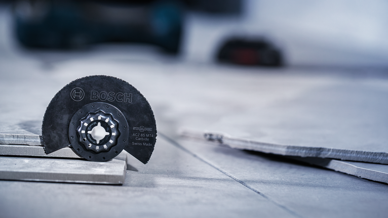 Cirkelsågblad placerat på staplade kakelbitar.