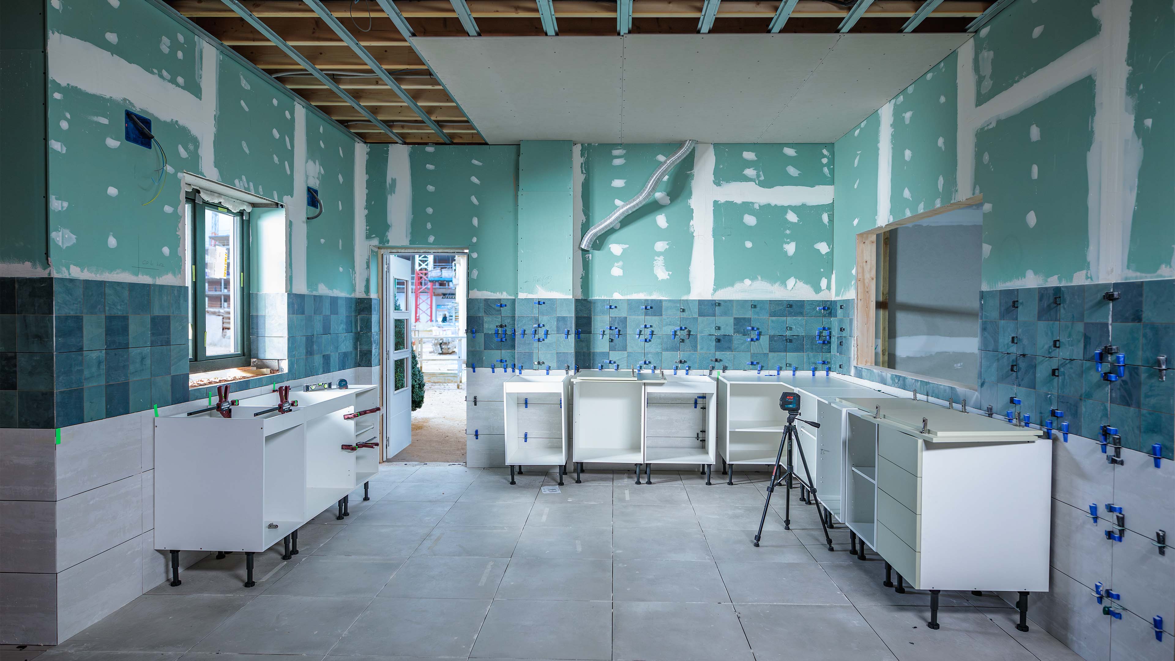 Installation av köksbänkskiva / upphängning av skåpen