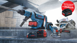 Modra Bosch Professional orodja na betonski površini, vključena baterija.