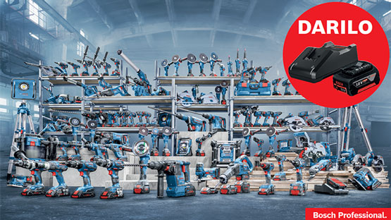 Različna Bosch Professional orodja v modri barvi na polici v svetli delavnici.