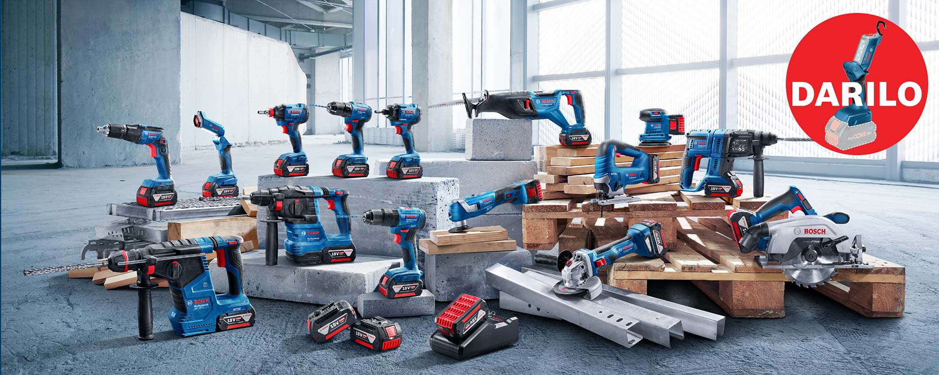 Različna Bosch Professional orodja na lesenih paletah in betonskih blokih.