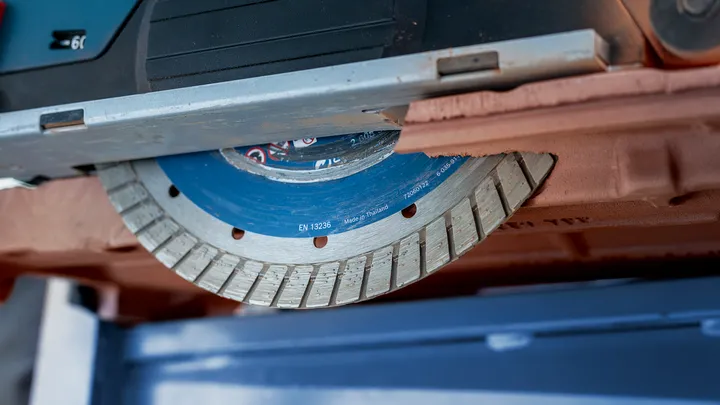 Diamantna žagina rezila režejo rjavo opeko.