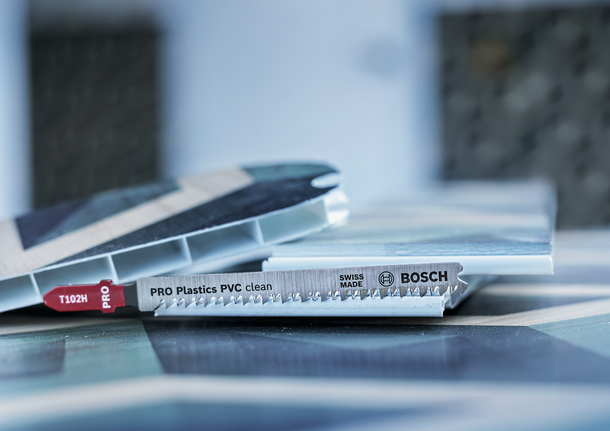 Rezilo vbodne žage za rezanje plastične plošče.