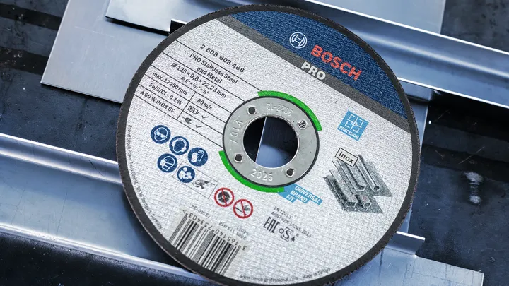 Rezalni disk za kovino, nameščen na kovinskih ploščah.