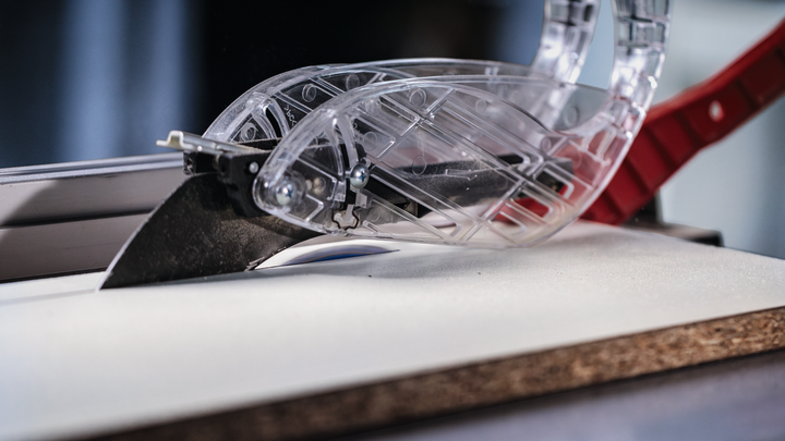 Krožna žaga z zaščito rezila za rezanje laminatne plošče.