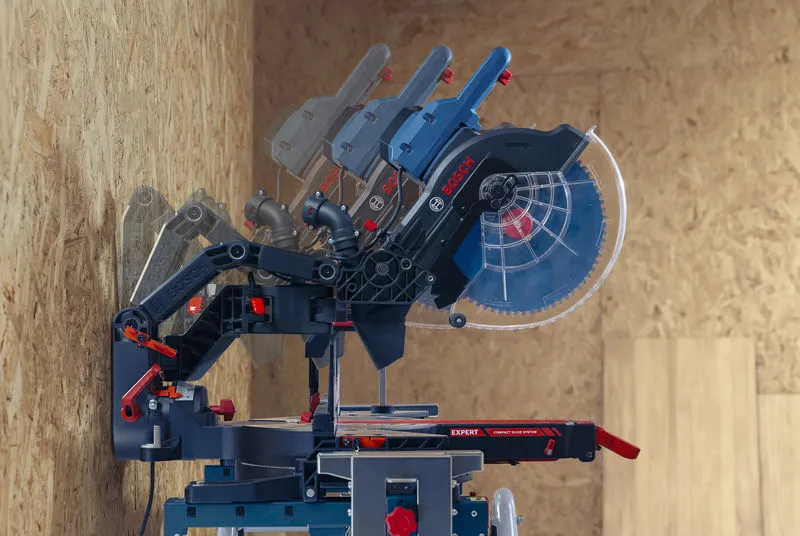 Kotna žaga prilagaja kote na leseni steni v delavnici.