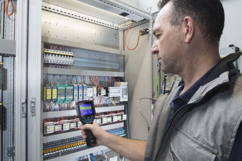 Skontrolovať elektrické komponenty, napr. dosky plošných spojov v elektronických zariadeniach