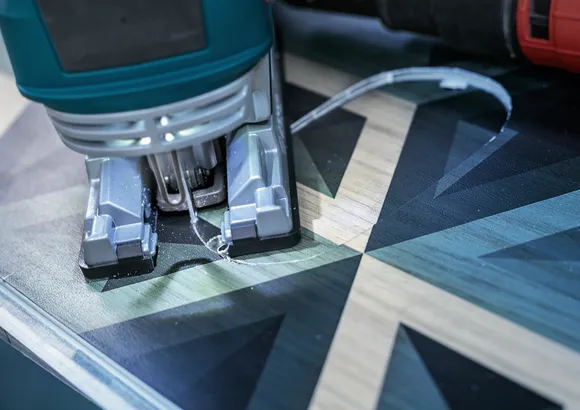 قطع بانوراما شكل منحني في لوحة خشبية منقوشة.