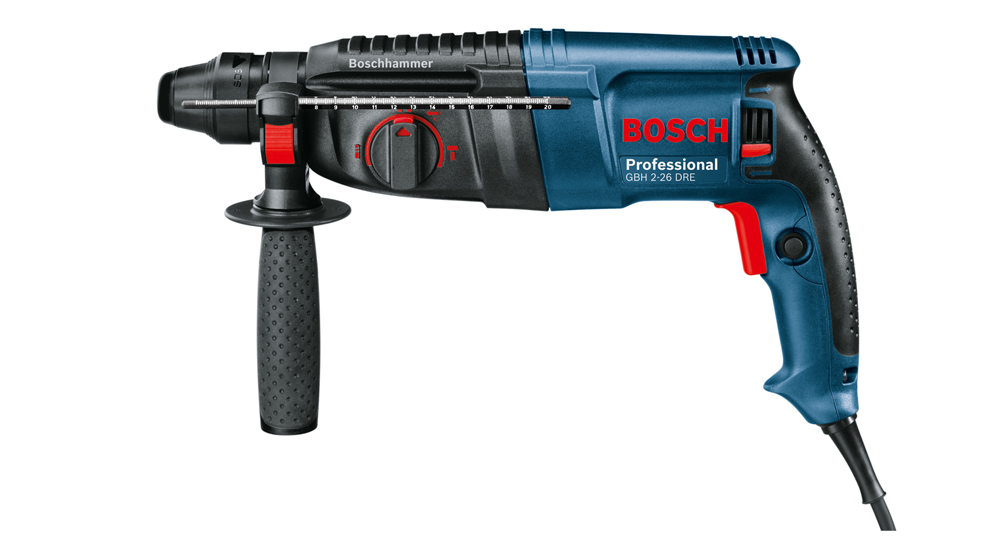 Mavi Bosch Professional GBH 2-26 DRE matkap, siyah tutma yerleri ile yan yana duruyor.