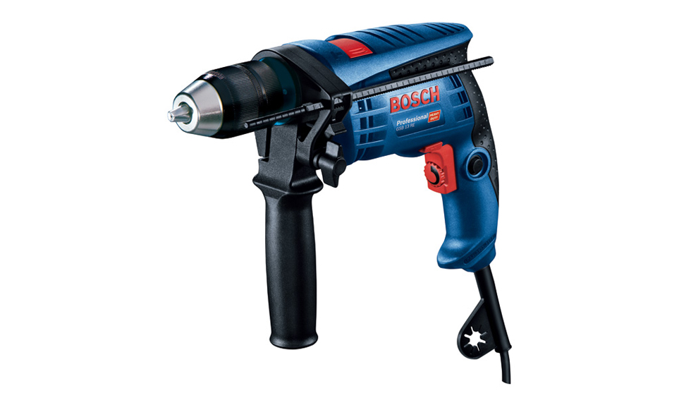 Mavi Bosch Professional matkap, siyah tutma yeriyle öne çıkıyor.