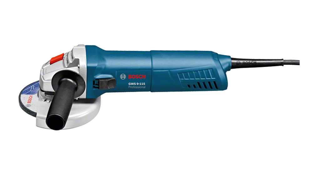 Mavi Bosch Professional açılı taşlama makinesi beyaz arka planda duruyor.