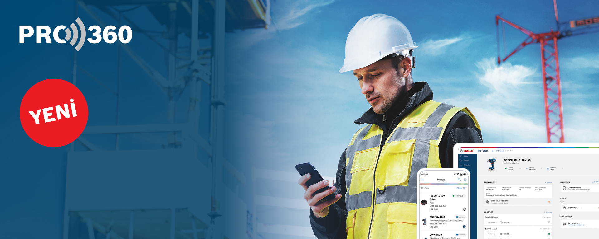 Bir inşaat alanında, sarı yelek giymiş bir işçi telefonuna bakıyor.