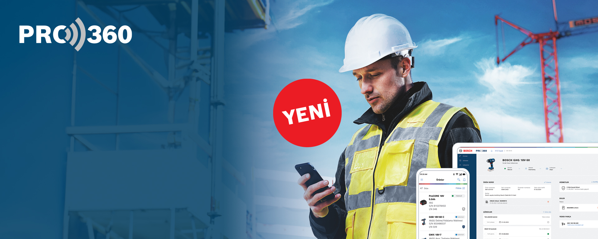 Sarı yelekli işçi, cep telefonuna bakıyor, arka planda vinç var.