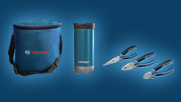 Mavi Bosch Professional çantası, metal uçlar ve bir dizi pense ile birlikte bir termosun yanında duruyor.