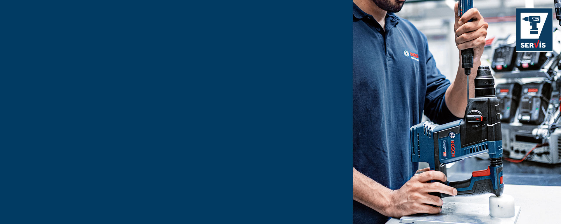 Bir adam, mavi bir tişört giymiş, elinde bir elektrikli alet tutuyor. Arka planda çeşitli aletler yer alıyor.