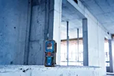 Beton üzerine lazerli mesafe ölçer.