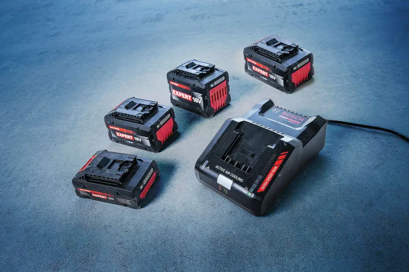 Dört adet 18V Expert aküye sahip Bosch EXAL18V-160 şarj cihazı.