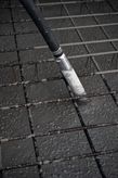 Beton vibratörü, çelik takviye ızgarası üzerinde yeni dökülmüş betonu sıkıştırıyor.