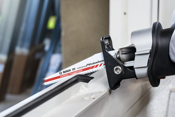 Поворотна пилка для розрізання віконної рами.