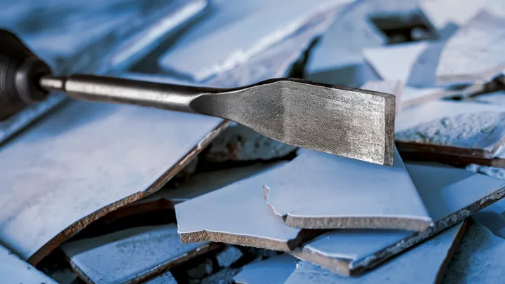 Зубило для видалення розбитої керамічної плитки з підлоги.