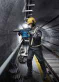 Taladro percutor rotativo Bosch GBH 6-42 C en uso.