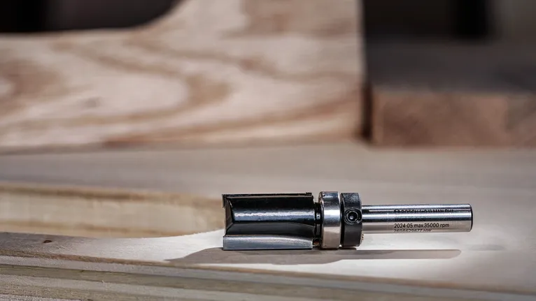 Broca fresadora de metal apoyada sobre una superficie de trabajo de madera.