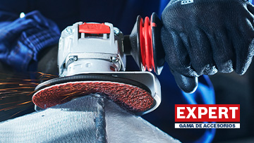 Una herramienta Bosch Expert está lijando metal con chispas.